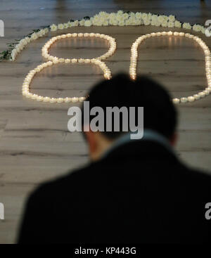 Francfort, Allemagne. 13 Décembre, 2017. Les bougies sont vus pendant le massacre de Nanjing commémoration du 80e anniversaire de l'événement à Francfort, Allemagne, le 13 décembre 2017. Credit : Luo Huanhuan/Xinhua/Alamy Live News Banque D'Images