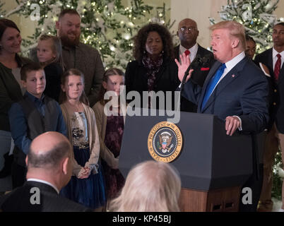 Le Président des Etats-Unis, Donald J. Trump donne des commentaires sur la réforme fiscale et des réductions d'impôt dans le Grand Hall de la Maison Blanche à Washington, DC le Mercredi, Décembre 13, 2017. Credit : Ron Sachs / CNP - AUCUN FIL SERVICE - Photo : Ron Sachs/consolidé/dpa Banque D'Images