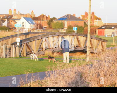 Sheerness, Kent, UK. 14 Décembre, 2017. Météo France : par un froid matin le soleil se leva dans un ciel bleu clair sur un matin ensoleillé. Credit : James Bell/Alamy Live News Banque D'Images