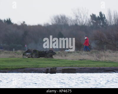 Sheerness, Kent, UK. 14 Décembre, 2017. Météo France : par un froid matin le soleil se leva dans un ciel bleu clair sur un matin ensoleillé. Credit : James Bell/Alamy Live News Banque D'Images