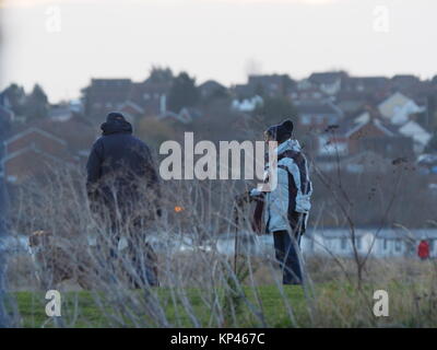 Sheerness, Kent, UK. 14 Décembre, 2017. Météo France : par un froid matin le soleil se leva dans un ciel bleu clair sur un matin ensoleillé. Credit : James Bell/Alamy Live News Banque D'Images