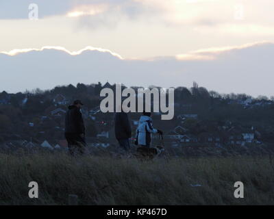 Sheerness, Kent, UK. 14 Décembre, 2017. Météo France : par un froid matin le soleil se leva dans un ciel bleu clair sur un matin ensoleillé. Credit : James Bell/Alamy Live News Banque D'Images