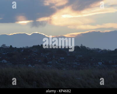 Sheerness, Kent, UK. 14 Décembre, 2017. Météo France : par un froid matin le soleil se leva dans un ciel bleu clair sur un matin ensoleillé. Credit : James Bell/Alamy Live News Banque D'Images