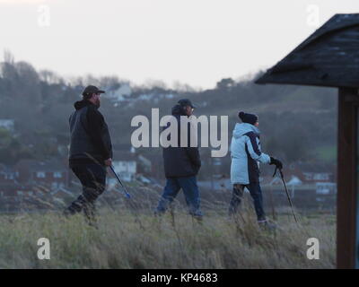 Sheerness, Kent, UK. 14 Décembre, 2017. Météo France : par un froid matin le soleil se leva dans un ciel bleu clair sur un matin ensoleillé. Credit : James Bell/Alamy Live News Banque D'Images