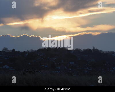 Sheerness, Kent, UK. 14 Décembre, 2017. Météo France : par un froid matin le soleil se leva dans un ciel bleu clair sur un matin ensoleillé. Credit : James Bell/Alamy Live News Banque D'Images