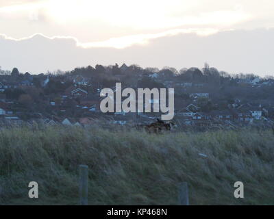 Sheerness, Kent, UK. 14 Décembre, 2017. Météo France : par un froid matin le soleil se leva dans un ciel bleu clair sur un matin ensoleillé. Credit : James Bell/Alamy Live News Banque D'Images