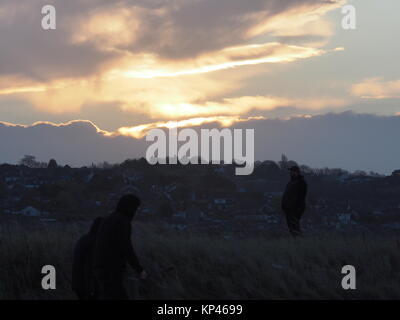 Sheerness, Kent, UK. 14 Décembre, 2017. Météo France : par un froid matin le soleil se leva dans un ciel bleu clair sur un matin ensoleillé. Credit : James Bell/Alamy Live News Banque D'Images