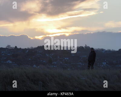 Sheerness, Kent, UK. 14 Décembre, 2017. Météo France : par un froid matin le soleil se leva dans un ciel bleu clair sur un matin ensoleillé. Credit : James Bell/Alamy Live News Banque D'Images