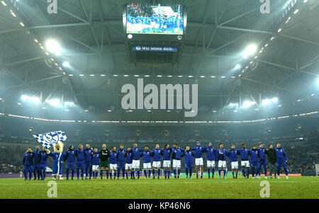 Gelsenkirchen, Allemagne. 13 Décembre, 2017. Les joueurs de Schalke cheers après la victoire de 3 à 2 après la Bundesliga match de football entre le FC Schalke 04 FC Augsburg et dans la Veltins Arena de Gelsenkirchen, Allemagne, 13 décembre 2017. Credit : Ina Fassbender/dpa/Alamy Live News Banque D'Images