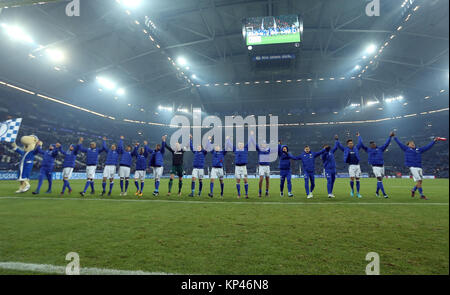 Gelsenkirchen, Allemagne. 13 Décembre, 2017. Les joueurs de Schalke cheer au cours de la victoire de 3 à 2 après la Bundesliga match de football entre le FC Schalke 04 FC Augsburg et dans la Veltins Arena de Gelsenkirchen, Allemagne, 13 décembre 2017. Credit : Ina Fassbender/dpa/Alamy Live News Banque D'Images