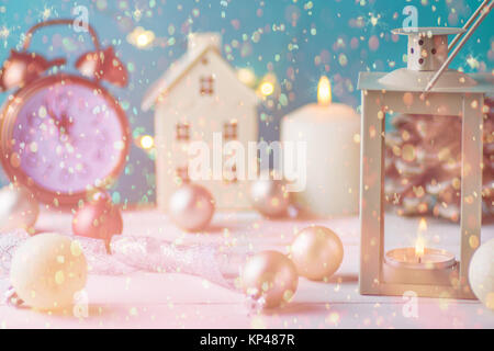 Composition de Noël Maison Lanterne Bougeoir Ruban Boules de pin Vintage Réveil cinq minutes avant minuit New Year Countdown Garland mousseux C Banque D'Images