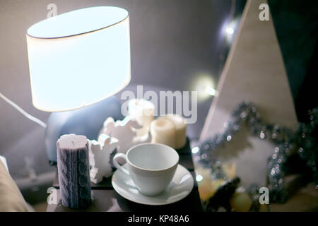 Tasse de thé sur la table dans l'intérieur du Nouvel An Banque D'Images