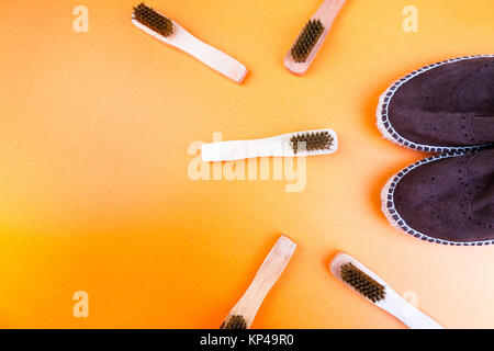 Brown Suede chaussures espadrilles avec des brosses sur fond de papier jaune Banque D'Images