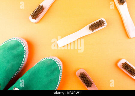 Chaussures espadrille en daim vert avec des brosses sur fond de papier jaune Banque D'Images