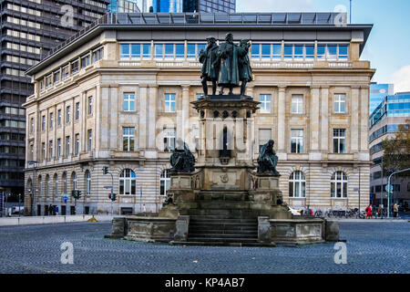 Francfort, Allemagne ,Roßmarkt square, ancienne Deutsche bank building et Monument de Gutenberg, Johannes Gutenberg memorial statue Banque D'Images