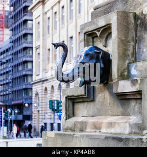 Francfort, Rossmarkt square. Détail statue commémorative de Johannes Gutenberg - tête d'éléphant. Banque D'Images