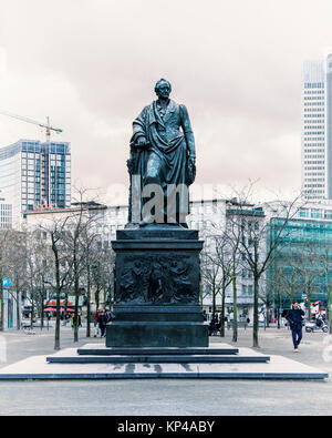 Francfort, Allemagne,Goetheplatz. Monument de Goethe, sculpture en bronze de l'écrivain allemand par le sculpteur Ludwig Schwanthaler Banque D'Images