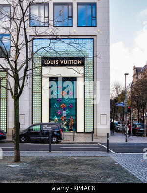 Francfort, Allemagne,Goetheplatz.Louis Vuitton designer un magasin de vêtements, boutique de mode avec fenêtre d'affichage et de décorations de Noël Banque D'Images