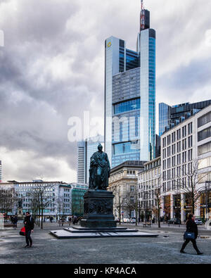 Francfort, Allemagne,Goetheplatz. La Commerz Bank tour gratte-ciel & monument Goethe, sculpture en bronze de l'écrivain allemand par le sculpteur Ludwig Schwanthaler. Banque D'Images