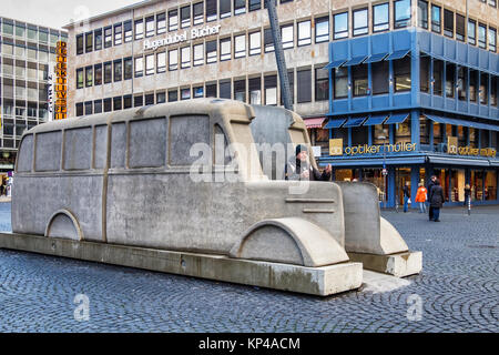 Francfort, Allemagne.Le monument du bus gris Mémorial commémore le meurtre de personnes malades et handicapées par les Nazis. Les bus peint en gris transp Banque D'Images