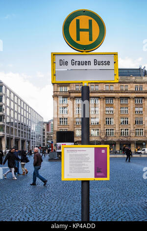 Francfort, Allemagne.Die Grauen Busse information board. Le monument du bus gris Mémorial commémore le meurtre de personnes malades et handicapées par Banque D'Images