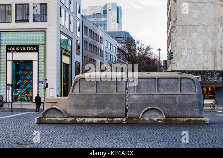 Francfort, Allemagne.Le monument du bus gris Mémorial commémore le meurtre de personnes malades et handicapées par les Nazis. Les bus peint en gris transp Banque D'Images