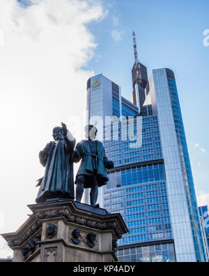 Francfort, Rossmarkt square. Statue commémorative de Johannes Gutenberg rend hommage à l'inventeur de l'imprimerie, en face de la Commerzbank tower building. Banque D'Images