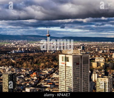 Francfort, Allemagne.Vue aérienne de la tour principale de la Helaba.Banque UBS,TV Tower,ville,black storm clouds Banque D'Images