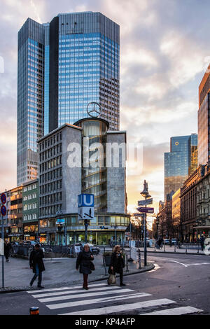 Francfort, Allemagne.L'architecture moderne en centre-ville, concessionnaire Mercedes, l'Eurotower gratte-ciel et la Commerzbank immeuble de grande hauteur Banque D'Images