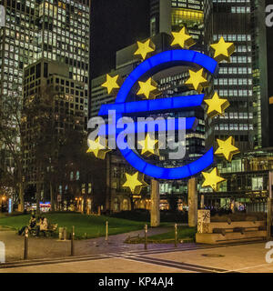 Francfort, Allemagne,Symbole illuminé de l'euro devant l'Euro Tour sur Willy Brandt Platz dans la nuit Banque D'Images