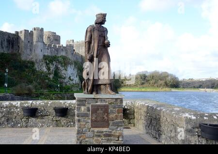 Statue pour commémorer le lieu de naissance de Henry V11 Henri Tudor Né à Pembroke Castle en 1457 Pays de Galles Cymru UK GO Banque D'Images