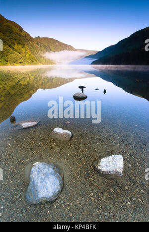 Lac Supérieur à Glendalough Parc pittoresque, l'Irlande Banque D'Images