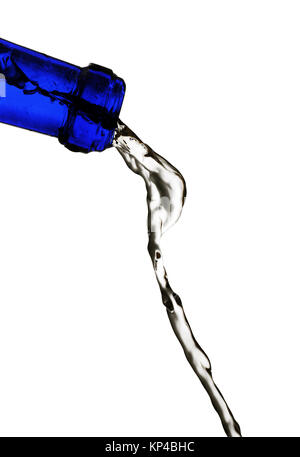 On verse de l'eau d'une bouteille de verre bleu Banque D'Images