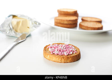 Dutch muisjes : bonbons saveur anisée servie sur toast ronde. Banque D'Images