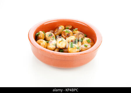 Champignons marinés dans un bol de faïence isolé sur fond blanc. Banque D'Images