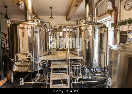 L'usine moderne de la bière (brasserie), avec le brassage des bouilloires, des navires, des bains à remous et des tuyaux en acier inoxydable. Accueil petite brasserie. Banque D'Images