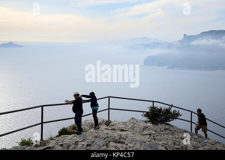 Les touristes profiter d'une vue brumeuse sur la mer Méditerranée et le Parc National des Calanques à partir de la route des cretes Coast Road près de Cassis Provence Banque D'Images
