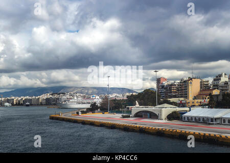 Les ferries dans le port passager dans le Pirée, Athènes, Grèce. Banque D'Images