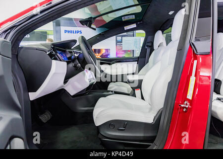 PRAGUE, RÉPUBLIQUE TCHÈQUE - 17 juillet 2017. Voiture Tesla Model X - détail sur le tableau de bord d'une voiture électrique moderne situé dans la boutique d'ALZA à Prague. Banque D'Images