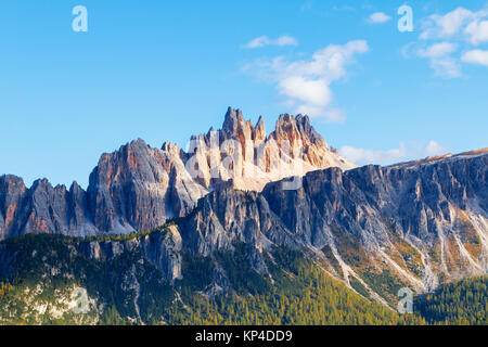 Belles couleurs d'automne dans la montagne Dolomites Tofana, pic, Cinque Torri montagne en Italie, Europe Banque D'Images