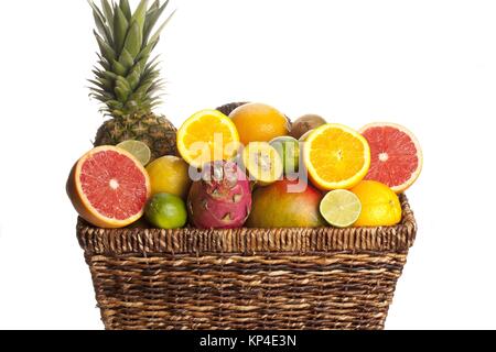 Close up image de panier en osier avec variété de fruits Banque D'Images