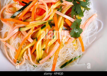 Vith salade de nouilles, légumes et bacon Banque D'Images