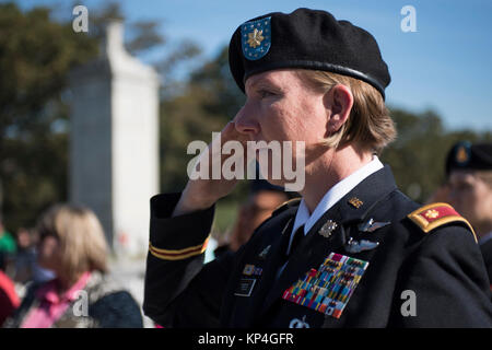 Le Major de la Garde nationale de l'Armée de l'Oklahoma Richelle Hérail, OKNG commandant l'École des aspirants-officiers, salue le drapeau des États-Unis au cours de la cérémonie du 20e anniversaire à l'égard des femmes dans le service militaire pour l'Amérique, la cérémonie commémorative à l'entrée du Cimetière National d'Arlington, à Washington D.C., le 21 octobre 2017. Banque D'Images