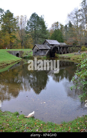 L'extérieur de l'usine historique de Mabry mill de l'eau, les prés de Dan, Blue Ridge Parkway, Virginia, USA Banque D'Images