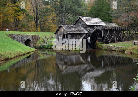 L'extérieur de l'usine historique de Mabry mill de l'eau, les prés de Dan, Blue Ridge Parkway, Virginia, USA Banque D'Images