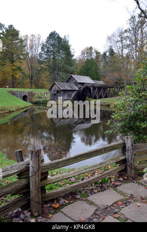 L'extérieur de l'usine historique de Mabry mill de l'eau, les prés de Dan, Blue Ridge Parkway, Virginia, USA Banque D'Images