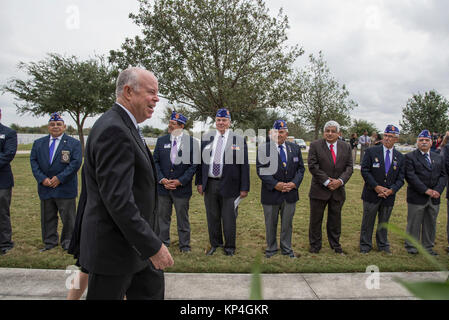 Famille, amis et aux camarades du général à la retraite Richard E. Cavazos, l'armée américaine first Hispanic quatre étoiles de général, assister à la cérémonie d'internement, le 14 novembre 2017, à JBSA-Cimetière national de Fort Sam Houston, San Antonio, Texas. En 1976 l'américano-mexicaine Cavazos a fait l'histoire militaire en devenant le premier portrait d'atteindre le grade de général de brigade dans l'armée des États-Unis. Moins de 20 ans plus tard, le Texan natif serait à nouveau faire l'histoire en étant nommé le premier de l'armée du général quatre étoiles hispanique. Il avait pris sa retraite en 1984 et est mort le 29 octobre après une longue maladie à 88. (U.S. Pour l'air Banque D'Images