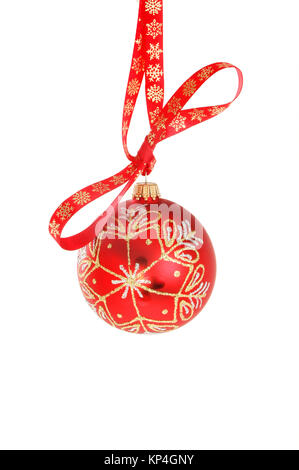 Rouge et Or glitter Christmas bauble hanging from décoré de ruban et un flocon blanc dessins isolés contre Banque D'Images