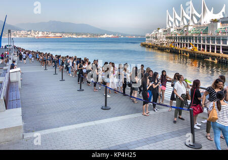 Vancouver, Canada - Août 29th, 2017 : Queue de femmes qui attendent autour de trois heures dans la ligne d'entrée pour la grande vente d'entrepôt d'Aritzia à Vancouver Banque D'Images