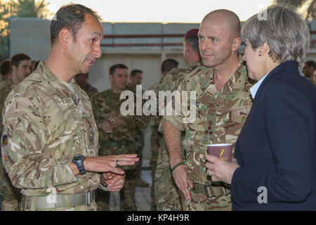L'armée britannique, le Lieutenant-colonel Dave Ashman, déployées à l'appui de forces interarmées du Commandement de la composante terrestre - Fonctionnement résoudre inhérent, parle avec l'armée britannique, Brig. Le général Frazer M. Lawrence, vice-commaning général du CJFLCC-OIR, et Theresa May, premier ministre du Royaume-Uni, au cours de sa visite pour rencontrer des soldats britanniques à Bagdad, l'Iraq, le 29 novembre 2017. CJFLCC-OIR, une coalition de 23 nations régionales et internationales qui se sont associées pour permettre aux forces en partenariat pour vaincre ISIS en Iraq pour rétablir la stabilité et la sécurité. (U.S. Army Banque D'Images